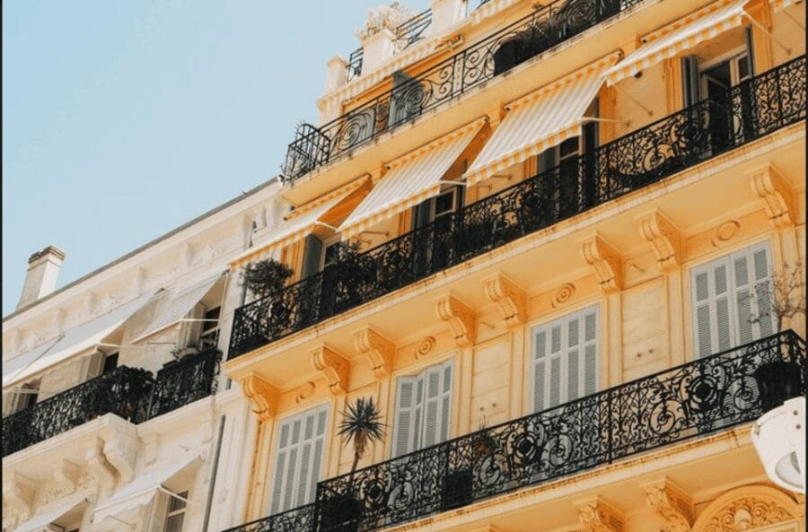 Cannes: Express Walk with a Local in 60 minutes - Deep Dive: What to Expect at Each Stop