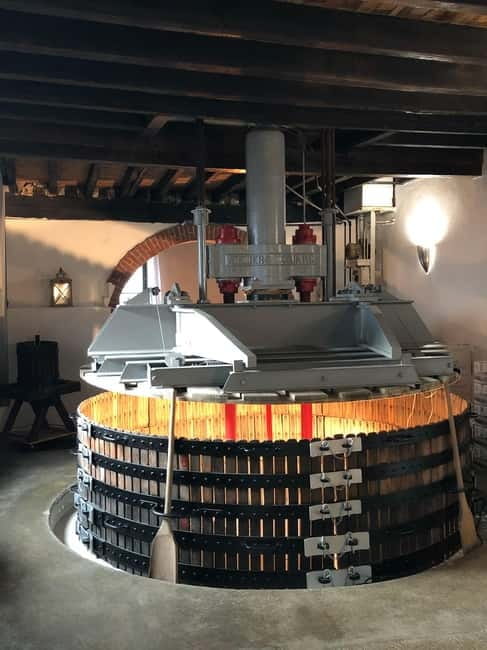 Champagne: Boutique Houses Tour with Restaurant (Private) - An Authentic Champagne Experience: What to Expect