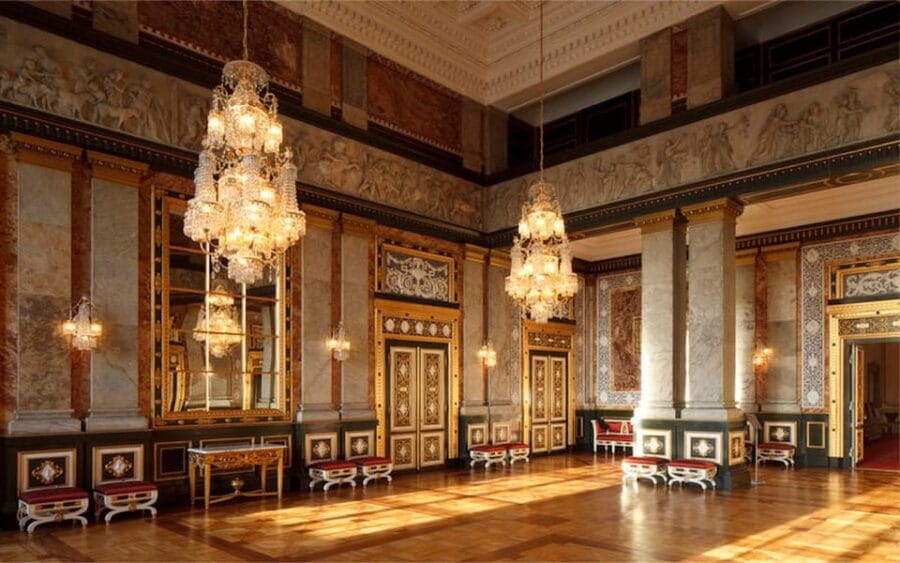Chrtistiansborg Palace Tour in Spanish - FAQ