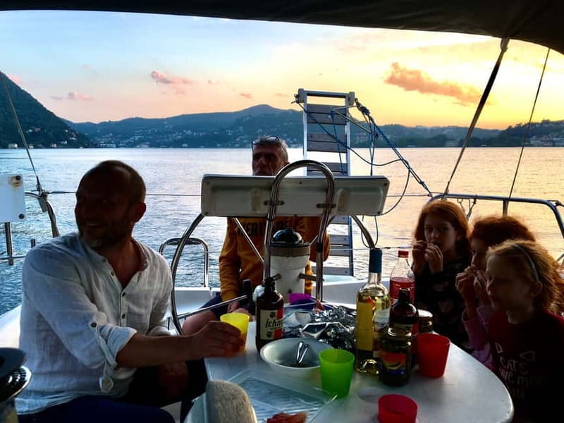 Como: quiet lake tour on a comfortable sailing boat - The Comfort and Style of the Sailing Boat