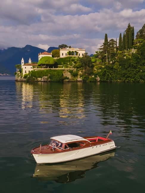 Como: Wooden Boat Shared 1-Hour Tour - The Vintage Vessel: Stepping Back in Time on a 1957 Wooden Boat