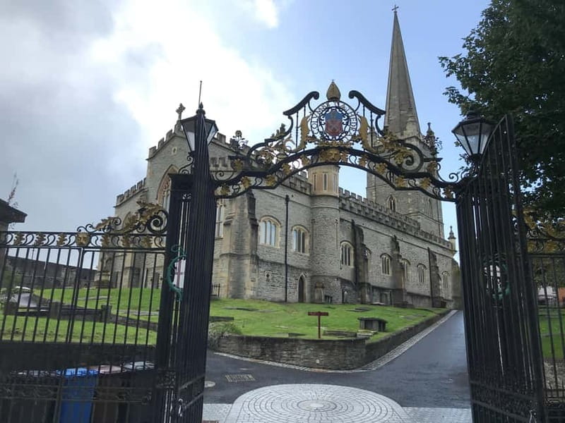 Complete city tour of Derry - Exploring Derry’s Historic Walls and Murals