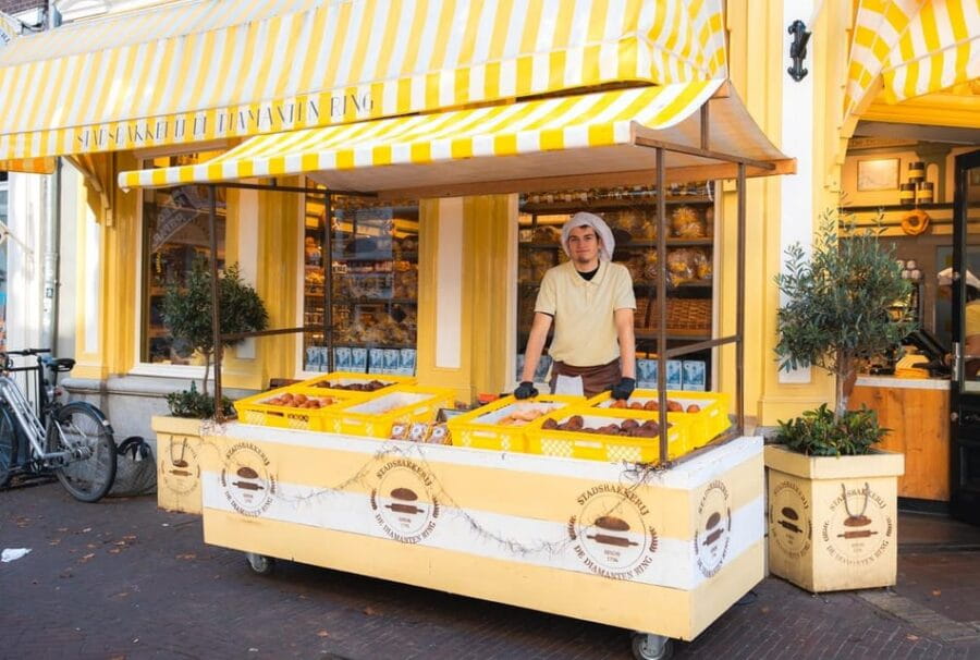 Delft: Christmas Walk with Oliebollen and Glühwein - Exploring Delft in the Christmas Season: What You Can Expect