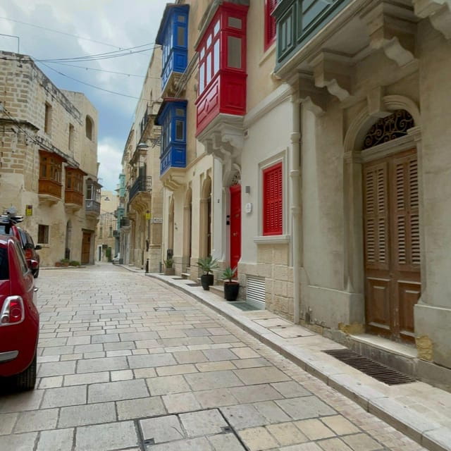 Dghajsa: Sunset Walk and Gondola TOUR IN PORTUGUESE - Walking Through Birgu: Malta’s Oldest City