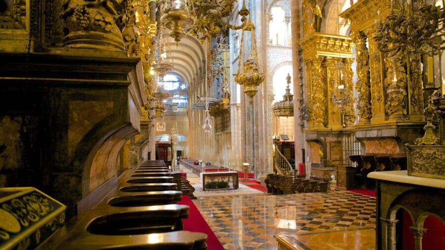 Discover Santiago in 4 hours: its cathedral, Pórtico, and historic quarter. - The Marvel of the Portico of Glory: A Romanesque Treasure