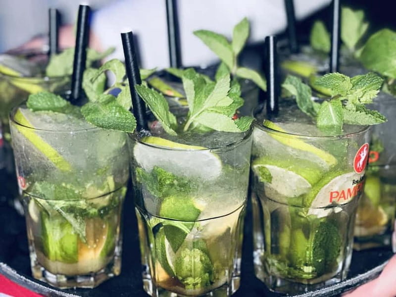 Dresden: JGA bar & club tour: Unforgettable evening with champagne & party - First Stop: The Local Bar — Toasts and Cheers