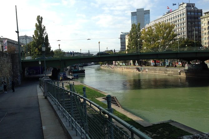 eBike for explorer Vienna 60min with Guide - ride the bike for the whole day - Price and Logistics