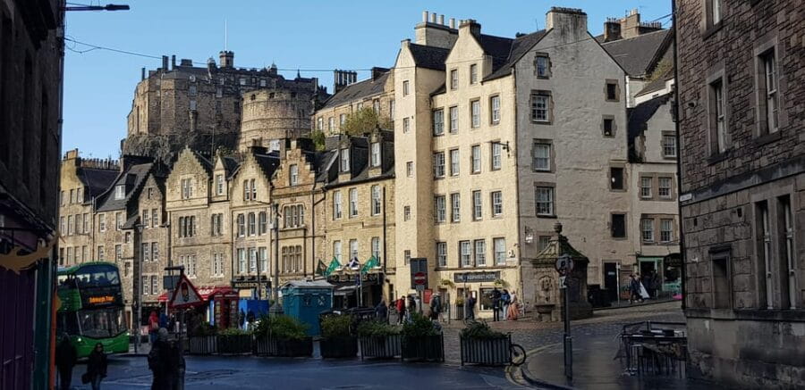 Edimbourg : Visite guidée privée en français avec Clémentine - Meeting Point and Logistics