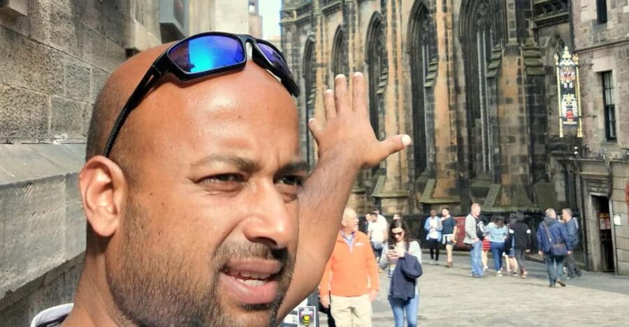 Edinburgh: Old Town Highlights Walking Tour - Walking Along the Royal Mile