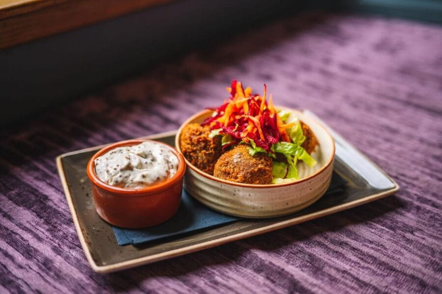 Edinburgh: Plant-based Food Tours of the Old Town - The Guided Experience: Engaging and Informative