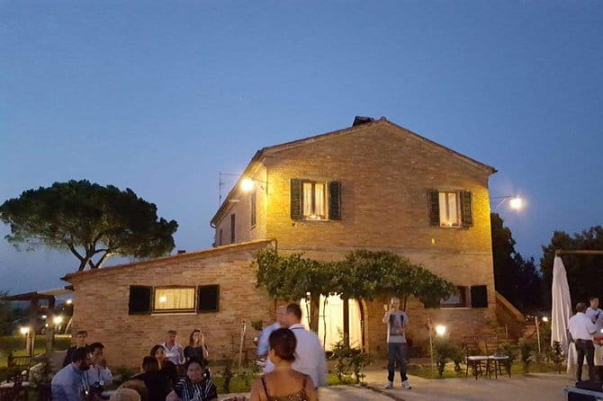 Enjoy a meal with wine tasting in the vineyard of Podere Casanova - Dining in the Vineyard: A Unique Setting