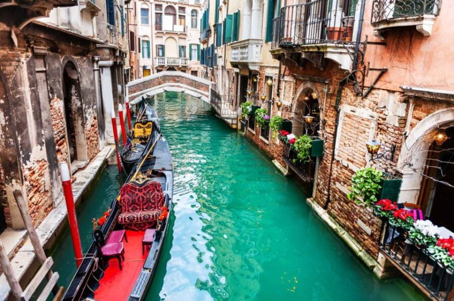 Exclusive Gondola Ride with Guided Old Town Tour - Pricing and Value: Is It Worth It?
