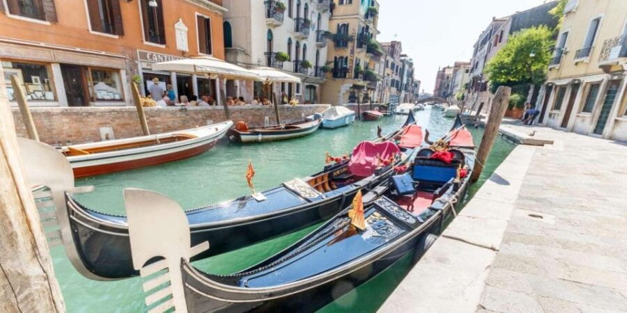 Explore Rialto, Bovolo & More: Walk & Gondola Ride - The Magic of the Gondola Ride