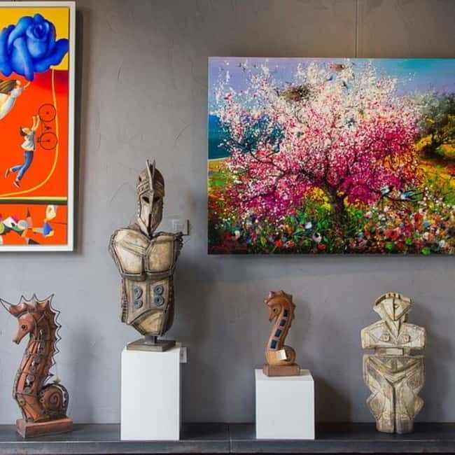 Explore Santorini: A 5-Senses Journey for Cruise Travelers - The Charm of Oia and Its Art Scene