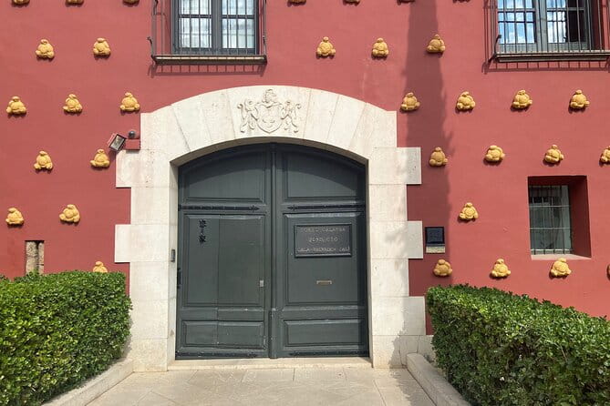 Figueres Walking Tour with Guided Visit to the Dalí Museum - Visiting the Dalí Theatre-Museum: A Must-See for Art Lovers
