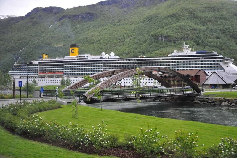 Flåm: Stegastein, Stalheim, and Gudvangen Scenic Coach Tour - Exploring the Historic Stalheim Hotel