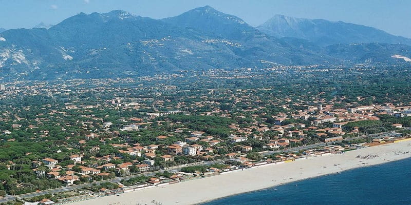 From Forte dei Marmi: Parmigiano, Prosciutto & Ferrari Tour - Visiting the Parmigiano Reggiano Dairy