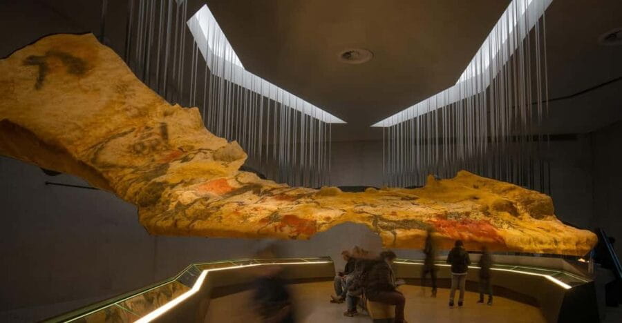 From Sarlat-la-Canéda: Lascaux IV and Cave Art Full-Day Tour - The Guides: Making History Come Alive