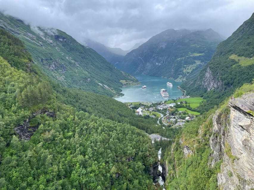 Geiranger Dalsnibba: mini bus tour - The Guide and the Experience: Knowledge and Comfort