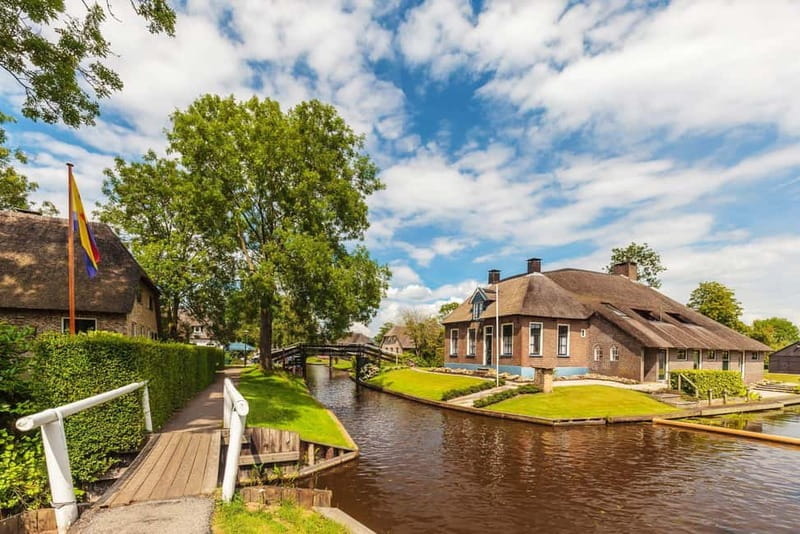 Giethoorn: Canal Cruise & lake Tour & Sightseeing Village - Who Should Consider This Tour?