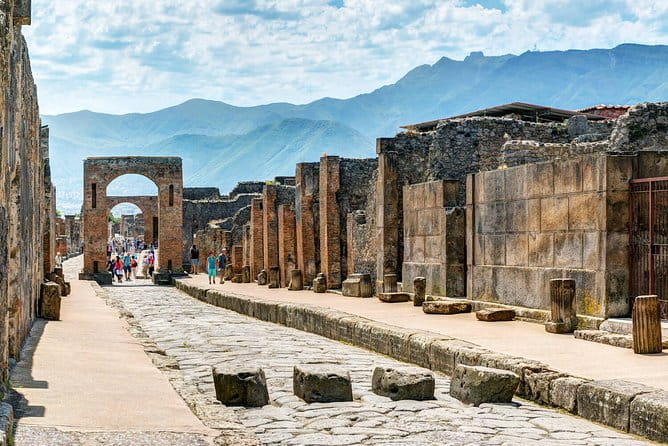 guided tour of the archaeological excavations of Pompeii - Entering Pompeii: What to Expect