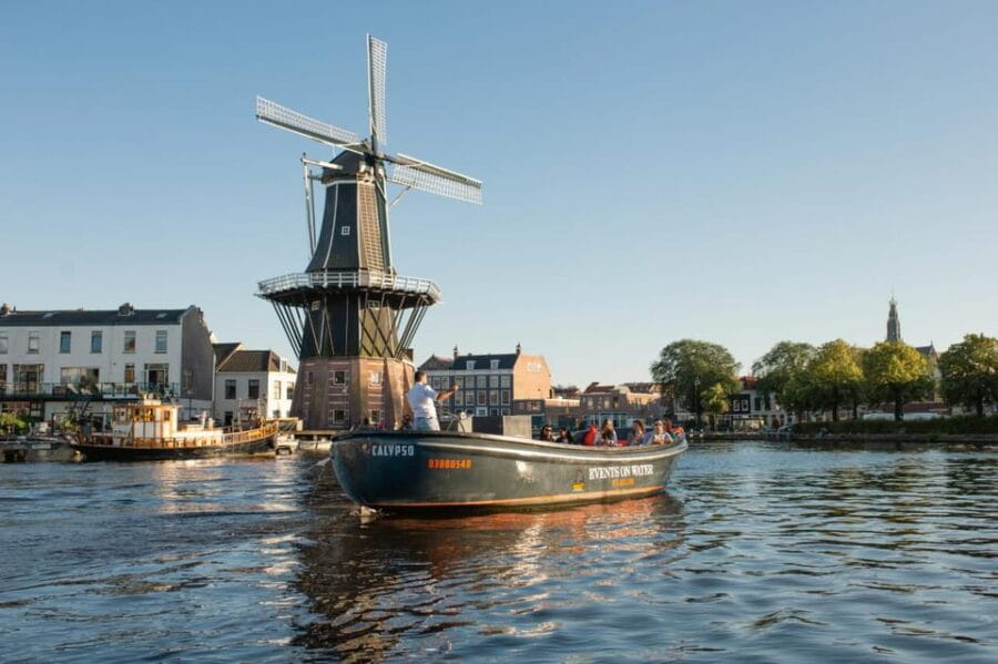 Haarlem: Sightseeing Boat Tour with Snacks and Drinks - Snacks, Drinks, and Atmosphere