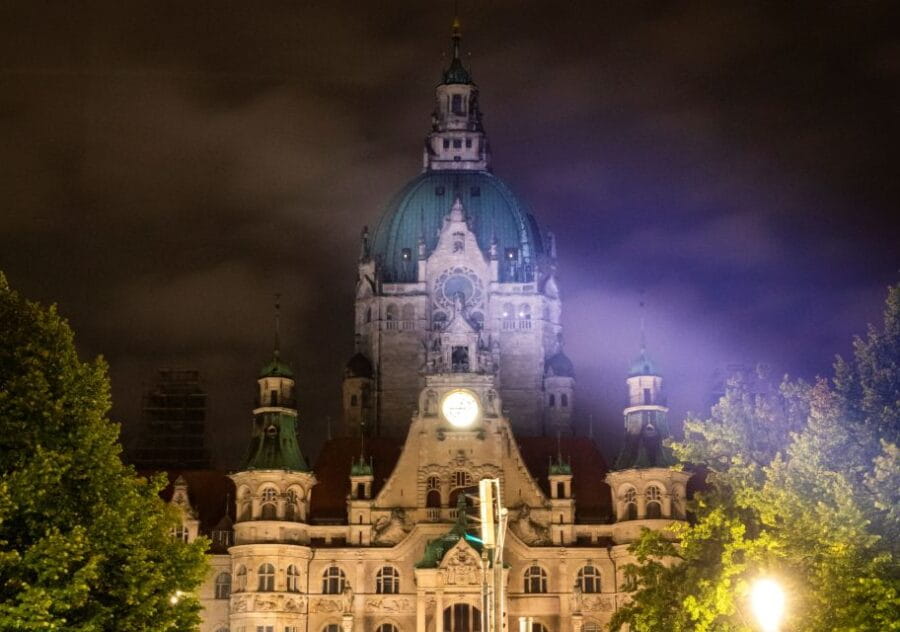 Hanover: Flashlight Guided Walking Tour at Night - Exploring Hanover’s Architectural Gems