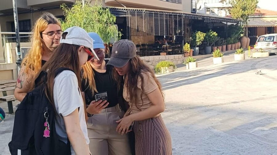 Heraklion: Family Zorba Treasure Hunt with Food Stops - Savoring the Flavors of Crete