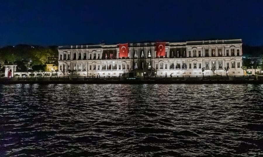 Istanbul: Dinner Cruise with Hotel Transfer and Soft Drinks - The Culinary Experience: Local Flavors on the Water