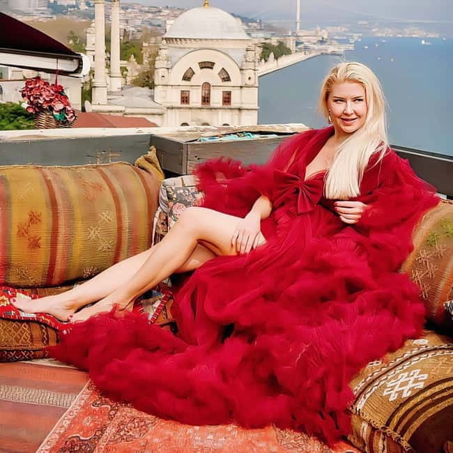 Istanbul: Rooftop Photoshoot with Flying Dress - A Closer Look at the Istanbul Rooftop Photoshoot