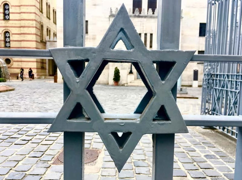 Jewish Heritage Walk: Synagogues, Shoes, Secrets & Flódni - The Heart of the Tour: Synagogues and Landmarks