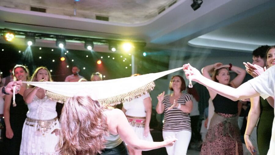 Kamari: Greek Show, Buffet Dinner, and Drinks at Dimitris - The Heart of Kamari: An Evening of Greek Traditions