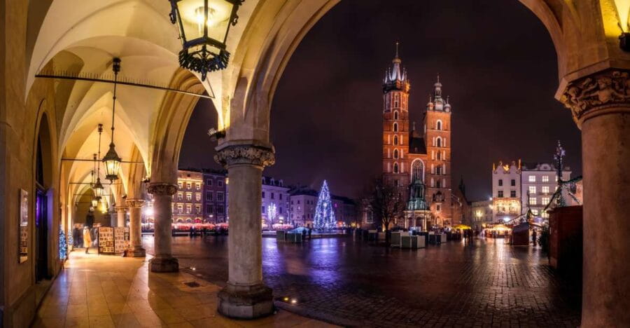 Krakow: Evening Walking Tour with Spooky Stories - How the Experience Feels: The Atmosphere and Guides