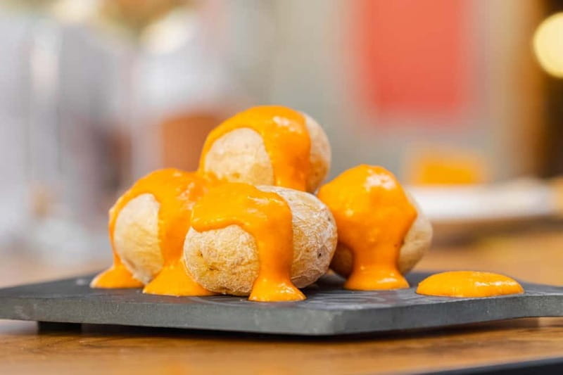 Las Palmas: Gourmet Tapas and Wine Tour in the Old Town - What the Experience Feels Like