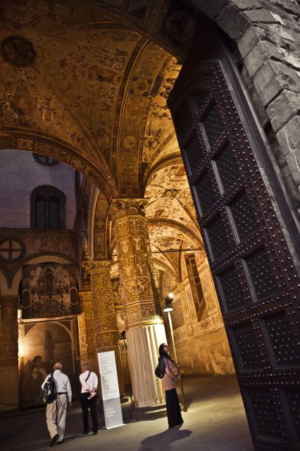 Legends of Florence: Exclusive Walking Tour by night - Exploring the Itinerary: A Closer Look