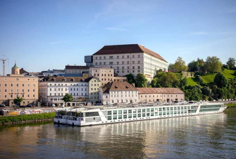 Linz private guided city tour - Architectural Marvels: Mariendom and The Old Town