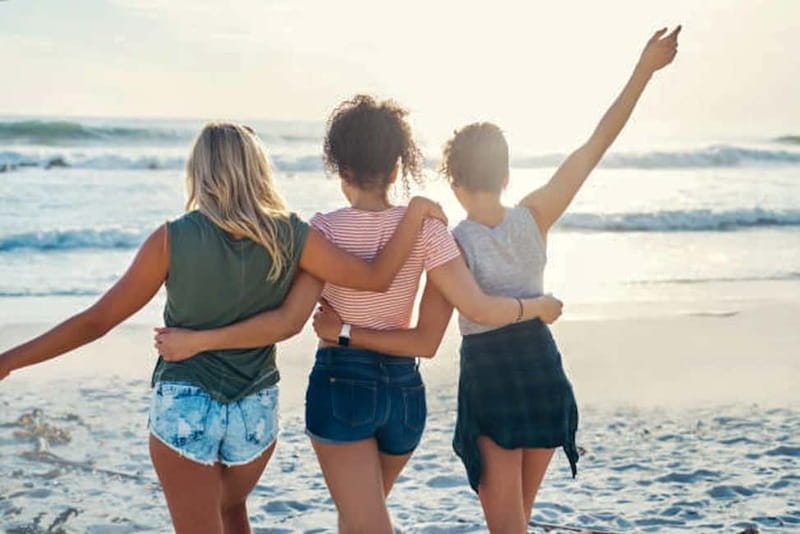 Lisbon: Bachelorette Party Photoshoot Tour - Cais das Colunas: Closer to the Water