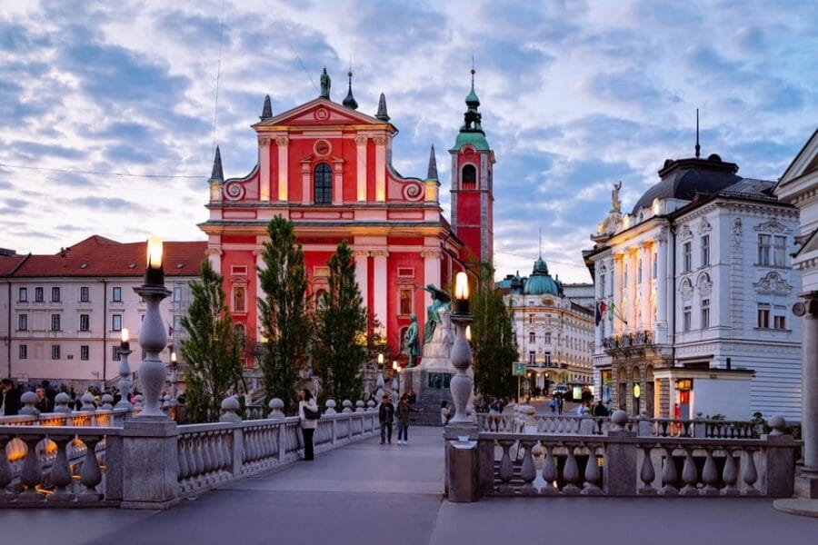Ljubljana: 2.5h walking tour with local guide - Who Should Consider This Tour?
