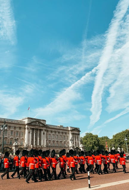 London: Changing of the Guard Experience and Landmarks Tour - A Walk Through Historic and Hidden Streets