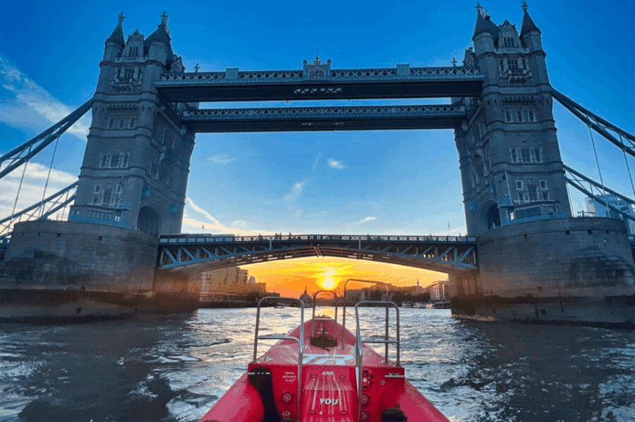 London: River Thames Sunset Speedboat Experience with Drink - How It Works: From Meeting to Speeding