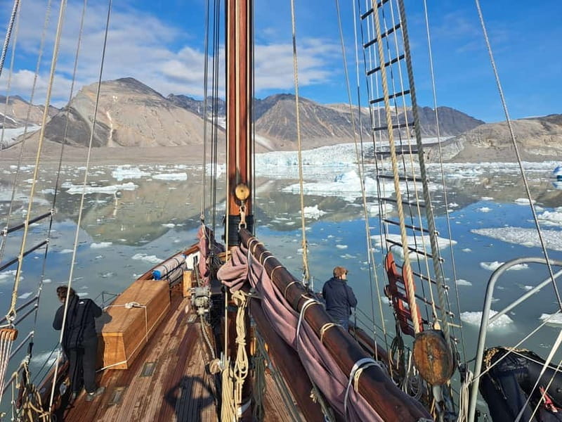Longyearbyen: 10-Day Spitsbergen Cruise on Havella Boat - Cruising Through Isfjorden: Glacial Landscapes and Wildlife Viewing