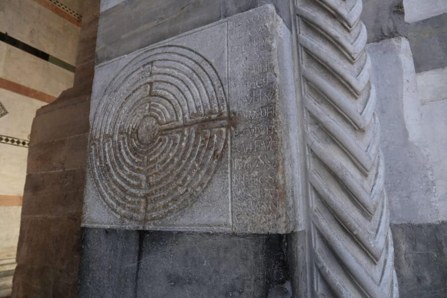 Lucca: Guided Walking Tour - Visiting the Guinigi Tower and the Amphitheater Square