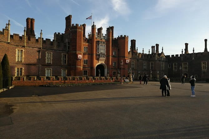 Luxury Private Day Hire London-London Stopover at Windsor & Hampton Court Palace - Exploring Windsor Castle: A Royal Introduction