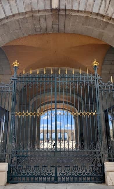 Madrid: Guided tour of the Royal Palace in French - The Highlights: Art, Furniture, and Royal Splendor