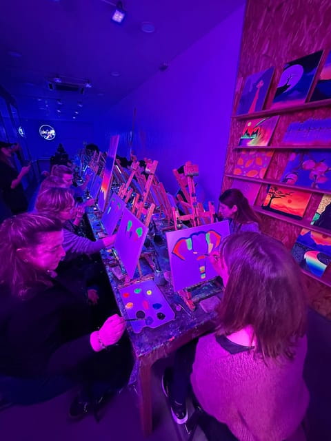 Málaga: Wine Gogh Glow Academy Paint and Sip Class - The Art of Wine Tasting in a Casual Setting