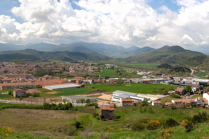 Montsacopa: An audio tour in the Volcano in the Centre of the City - Exploring Montsacopa in Detail