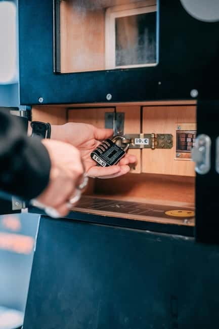 Oslo: The Cube Box Challenge Escape Game - The Puzzle Challenge: Over 80 Mind-Benders