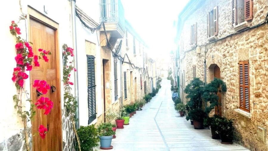 Palma: "FunForTwo", creative relationship game and city walk - Who Will Love This Experience?