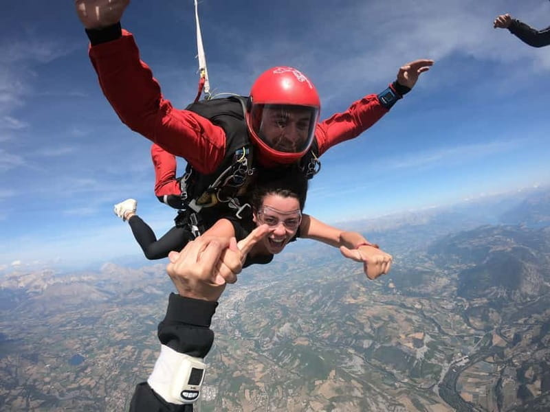 Parachute jumping at Gap-Tallard - The Heart of the Experience: What You Can Expect at Gap-Tallard