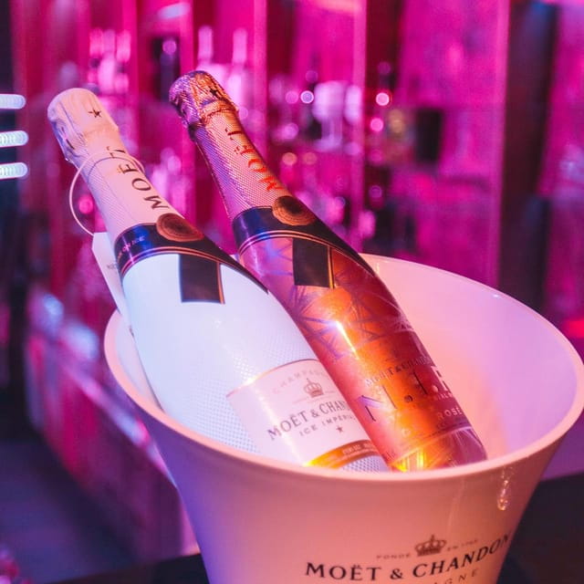 Porto: Cabaret & Pole Shows, offer a Glass of Champagne - The Performers and Show Quality